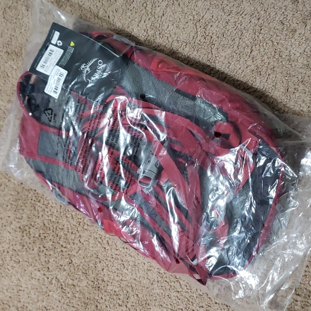 Osprey Cosmic Red Daylite Backpack 13 L NEW NWT $60 - Picture 9 of 9